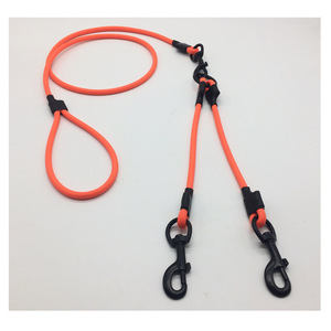 Durable Strong Three <span class=keywords><strong>Dog</strong></span> <span class=keywords><strong>Coupler</strong></span> <span class=keywords><strong>Triple</strong></span> Plastic PVC Coated Rope <span class=keywords><strong>Dog</strong></span> <span class=keywords><strong>Leash</strong></span> Clips de metal Tamaño pequeño Patrón sólido Hecho Poliéster - Product Image 4