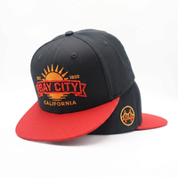 Casquette structurée bicolore style universitaire sportif vintage hip-hop avec broderie 3D en relief et logo surélevé