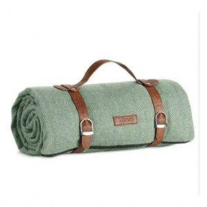 Tapis de pique-nique et de camping personnalisé en polaire simple face avec poignée en cuir PU à chevrons carrés, idéal pour les best-sellers - Product Image 1