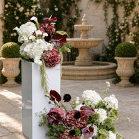 Bola Bunga Hydrangea Hijau Burgundy Ramah Lingkungan yang Elegan dengan Sentuhan Alami untuk Upacara Pernikahan di Gereja Dalam Ruangan dengan Pita Gantung