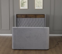 Lit de rangement en velours Willsoon avec élévateur TV télécommandé, cadre de lit vintage capitonné à dossier ailé avec tête de lit en bois et étagère intégrée