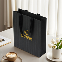 Fabrication d'un grand sac fourre-tout en papier de carton blanc Art Grands sacs en papier cadeaux de luxe noirs avec poignées et logo pour les entreprises