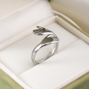 Anillo de Acero Inoxidable con Diseño de Abrazo de Amor |   Joyería con Diseño Único de Manos Abrazadas |   Anillo de Dedo Ajustable Minimalista para Mujer - Product Image 6