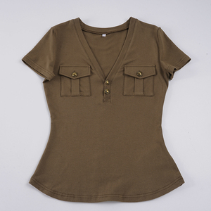 เสื้อยืดแขนสั้นคอวีลึกสำหรับผู้หญิง มีกระดุมและกระเป๋า สไตล์ชุดทำงานย้อนยุค 2026 เซ็กซี่ ทรงเข้ารูป สวมใส่สบายๆ สำหรับฤดูร้อน - Product Image 6