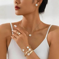 Ensemble de bijoux tendance à la vente chaude, collier, bracelet et boucles d'oreilles en forme de fleur à cinq feuilles en coquillage délicat plaqué or pour femmes