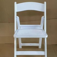 Nouvelle chaise pliante rembourrée imperméable en plastique blanc moderne et minimaliste pour utilisation en extérieur, mariage, pelouse