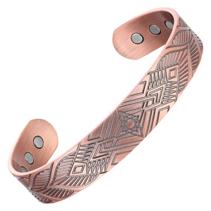 Bracelet magnétique unisexe fait main, croix chrétienne en métal martelé, bijou tendance symbole chrétien, certifié par une tierce partie - Product Image 1