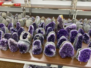Оптовая продажа высококачественных изделий народного творчества: натуральные темно-фиолетовые целебные кристаллы аметиста, фигурка-геод для украшения дома - Product Image 6