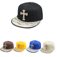 Casquette Snapback à visière plate avec emblème croix en strass, ton or, style streetwear, réglable, unisexe pour hommes et femmes, pour fêtes et usage quotidien