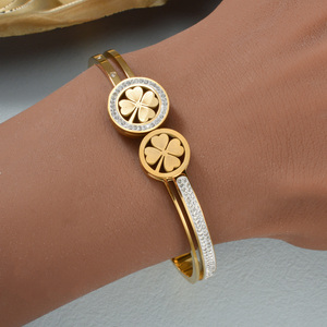 Pulsera minimalista femenina de lujo, a prueba de arañazos, de acero inoxidable dorado, con doble trébol de la suerte redondo, con incrustaciones de circonita hueca y cierre de resorte. - Product Image 3