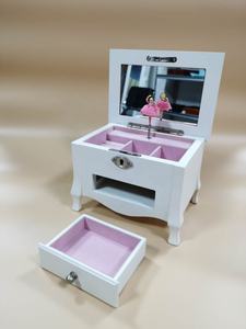 Caja de Música de Madera de Alta Calidad con Diseño Personalizado en Color Rosa/Blanco - Product Image 2