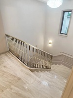 Rampe d'escalier en aluminium de luxe, nouveau design moderne 2024, résistante à la rouille, pour hôtel, terrasse, mur décoratif