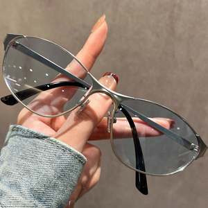 แว่นกันแดดทรงแคทอายสไตล์เรโทรพังก์สุดหรู ปี 2026 น้ำหนักเบา ป้องกันรังสียูวี 400 กรอบสีทอง เลนส์ทนทาน เหมาะสำหรับการเดินทาง - Product Image 1