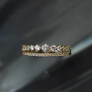 Anello in Tono Oro con Cristalli Incastonati per Donne, Elegante Accessorio Moda per Uso Quotidiano e Feste - Product Image 1