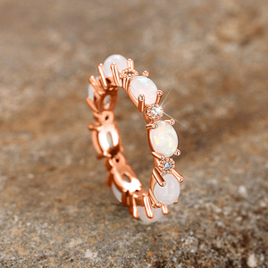 Anello ovale impilabile con design a fascia completa per donna - Product Image 1