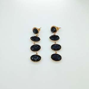 Boucles d'oreilles pendantes tendance plaquées or en acier inoxydable 316L avec pierre noire - Product Image 1