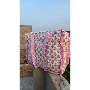 Sac de voyage matelassé en coton, fabriqué à la main avec un imprimé traditionnel, élégant, léger, durable et idéal pour les voyages de week-end - Product Image 2