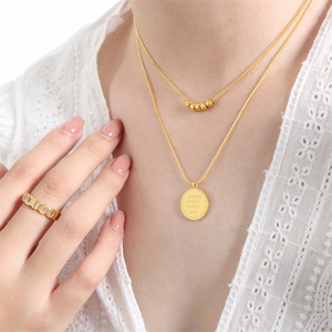 สร้อยคอเหล็กกล้าไร้สนิมกันน้ำประดับลูกปัดทรงกลมพร้อมจี้ตัวอักษร - Product Image 3