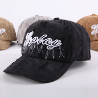Casquette de baseball non structurée en denim délavé de qualité supérieure avec broderie personnalisée, détails effilochés et coutures déchirées