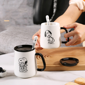 Tazza in Porcellana con Stampa di <span class=keywords><strong>Snoopy</strong></span>, Manico Nero, Coperchio e Cucchiaio Abbinati per Uso Quotidiano - Product Image 3