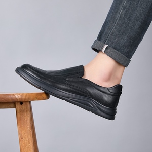 Nouvelles chaussures décontractées pour hommes en cuir souple noir, style britannique, polyvalentes et tendance - Product Image 3