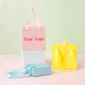 Sac de voyage simple pour collier et boucles d'oreilles carrées avec poignée en satin, logo estampé, insert en éponge et organisateur de bijoux - Product Image 1
