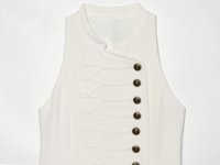 Nouvelle robe mini chic sans manches pour femme, style décontracté et élégant, avec boucle décorative, collection 2026.