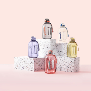 Bouteille d'eau Yiben grande capacité 2,2 litres, bouteille d'eau en plastique pour le sport, la gym et la remise en forme, avec poignée et sangle - Product Image 2