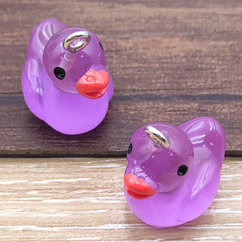 Un patito de resina morado, 17*19 mm, 1,5 g, 17215