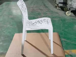 Chaise en plastique multi-usage au design élégant, siège confortable avec une bonne circulation d'air, populaire pour les cafés modernes et la maison - Product Image 3