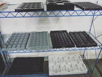 Plateau de stockage empilable personnalisé en PS thermoformé sous vide, antistatique ESD, durable et respectueux de l'environnement pour composants électroniques