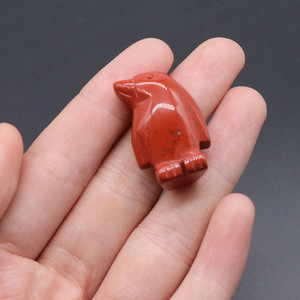 Pierre précieuse naturelle sculptée à la main en forme de pingouin, en quartz rose et œil de tigre, pour la décoration - Product Image 3