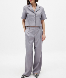 Veste de costume cintrée pour femme, gris clair, coupe courte, infroissable, à manches courtes, col à revers cranté, simple boutonnage, pour le bureau - Product Image 2