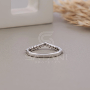 Bague de mariage élégante en moissanite en forme de chevron avec quinze pierres rondes, en argent sterling, en forme de V, incurvée, pour femmes, en provenance d'Inde - Product Image 5