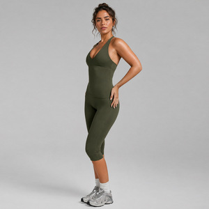 Ensemble de sport personnalisé pour femme : Crop top dos nu col halter, débardeur respirant ajusté et legging capri push-up pour fitness et yoga - Product Image 4