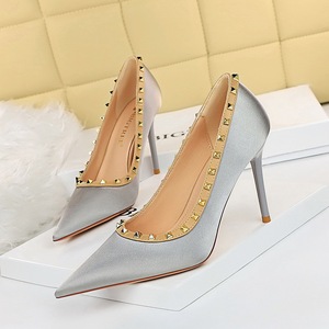 Escarpins de luxe à talons hauts et Rivets pour femmes, Escarpins à talons aiguilles en soie, escarpin grande taille, <span class=keywords><strong>chaussures</strong></span> de <span class=keywords><strong>mariage</strong></span> et de bal, 9.5cm - Product Image 1