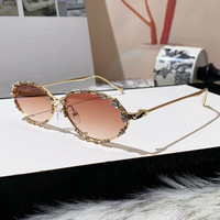 Lunettes de soleil œil de chat, petites, entièrement ornées de cristaux brillants, avec monture métallique transparente rouge et bleue, élégantes et sexy, avec strass