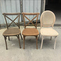 Chaise de banquet et de salle à manger d'extérieur en résine PP, design français, dossier plein, pieds coniques, empilable, étanche, pour usage commercial et hôtelier
