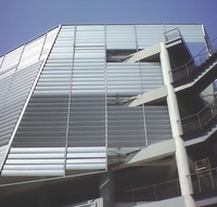 Volet aérodynamique motorisé de 100 mm à 300 mm avec lames en alliage d'aluminium pour application sur les toits et les murs d'hôtels, ouverture horizontale extérieure