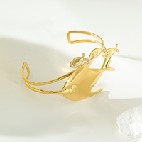 Collier et bracelet accessoires en acier inoxydable plaqué or 18 carats avec pendentif en forme de poisson au design unique et intéressant