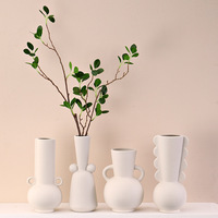 Vase en céramique fait main blanc minimaliste moderne style Ins à double anse, décoration d'intérieur, pièce de décoration pour table à manger, objet de présentation