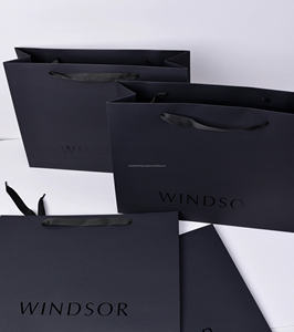 ถุงกระดาษสีดำด้านถุงช้อปปิ้งถุงกระดาษหรูหราพร้อมที่จับริบบิ้นโลโก้แบบกำหนดเอง - Product Image 3