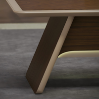 Table de conférence moderne de luxe en forme de bateau, bureau de réunion intelligent avec prises de courant intégrées et éclairage LED