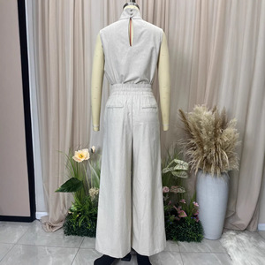 Completo Estivo da <span class=keywords><strong>Donna</strong></span> in Stile Minimalista: Top Senza Maniche con Colletto Alto in <span class=keywords><strong>Lino</strong></span> e Cotone e <span class=keywords><strong>Pantaloni</strong></span> a Gamba Larga a Vita Alta - Product Image 6
