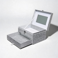 Boîte cadeau pour bijoux personnalisée avec fermeture magnétique, emballage en carton rigide avec insert en velours pour bagues et colliers