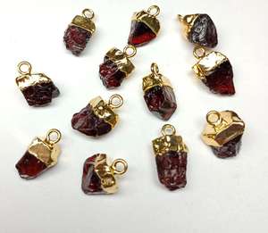 Piedra de nacimiento de enero, granate rojo natural, tamaño de 7 mm a 12 mm, material en bruto, pequeños dijes y colgantes con baño de oro. - Product Image 4