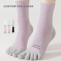 Vente en gros de chaussettes pour femmes en silicone respirant et coton antidérapant avec logo personnalisé OEM, chaussettes à cinq doigts colorées pour le yoga et le Pilates