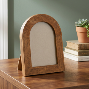 Cadre photo en bois de manguier artisanal Aqdus Saleem, arqué, 30x3x25 cm, léger, pour table |   Marron miel antique - Product Image 2