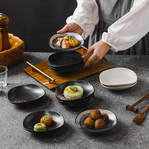 Vaisselle japonaise Izakaya au design moderne, assiettes profondes en céramique noire pour viande grillée, sashimi, fondue, dessert - Product Image 1