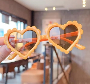 Gafas de Sol Infantiles Unisex con Protección UV400 y Diseño de Corazón Color Durazno - Product Image 4